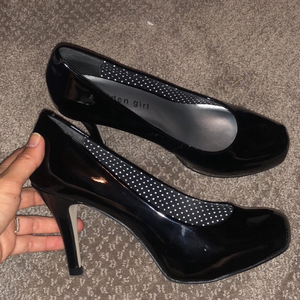 Black pumps